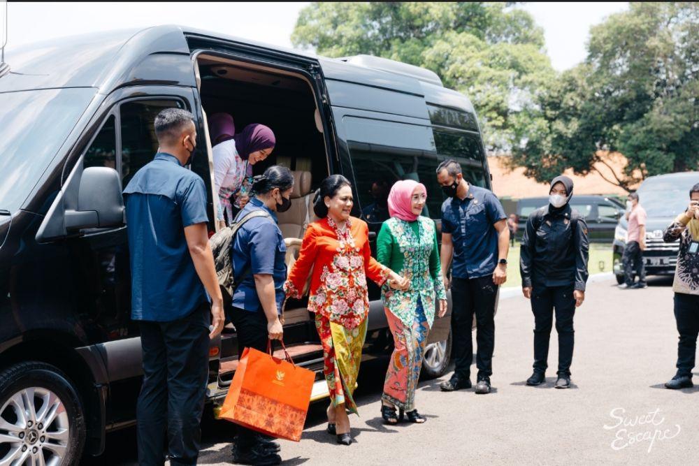 Ibu Iriana Jokowi saat tiba di Pura Mangkunegara, Solo. (Foto: Sweet Escape)