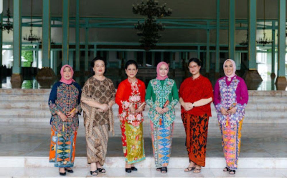 Ibu Iriana Jokowi mengenakan kebaya bersama pengurus dan anggota OASE Kabinet Indonesia Maju. (Foto: Sweet Escape untuk IDN Times)