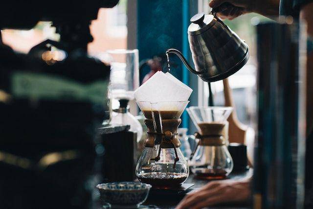 ilustrasi menyeduh kopi (unsplash.com/Karl Fredrickson)