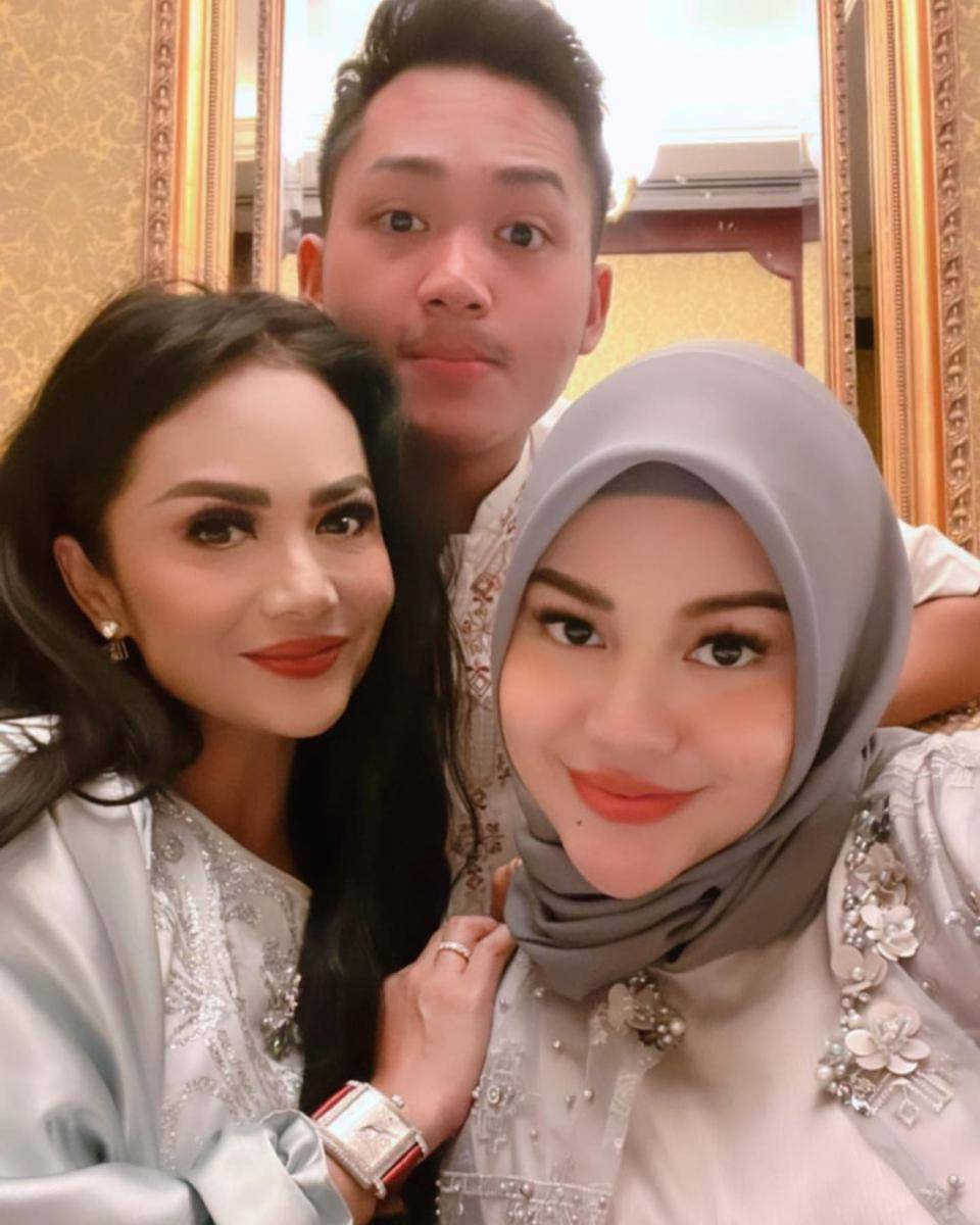 artis yang bercerai dengan dikaruniai dua anak (instagram.com/krisdayantilemos)