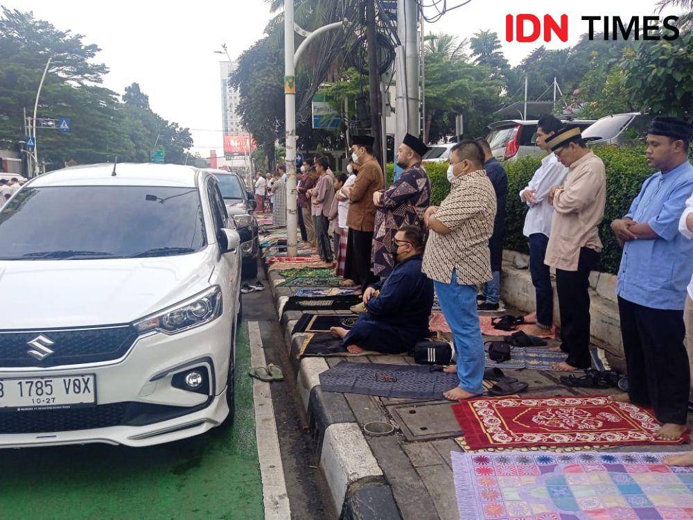 Suasana salat Idul Fitri di halaman parkir Gedung Dakwah Muhammadiyah. (IDN Times/Sandy Firdaus)