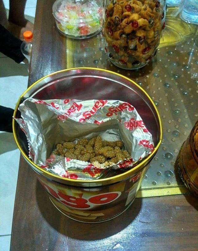 Meme tertipu isi kaleng biskuit lebaran (Dok. Berbagai Sumber)