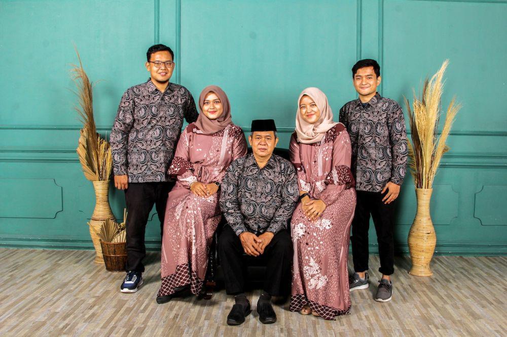 ilustrasi pose duduk di kursi (Pexels.com/Abdul Aziz)