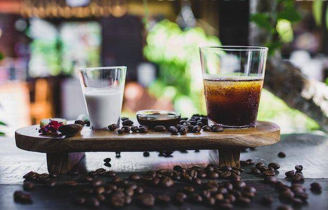ilustasi kopi dan susu (pexels.com/ROMAN ODINTSOV)