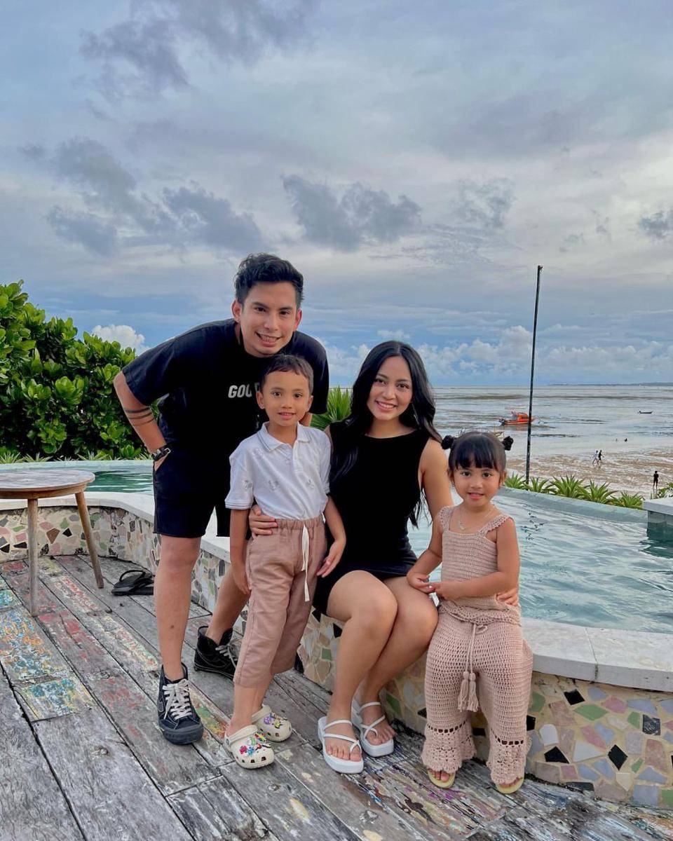 artis yang bercerai dengan dikaruniai dua anak (instagram.com/rachelvennya)