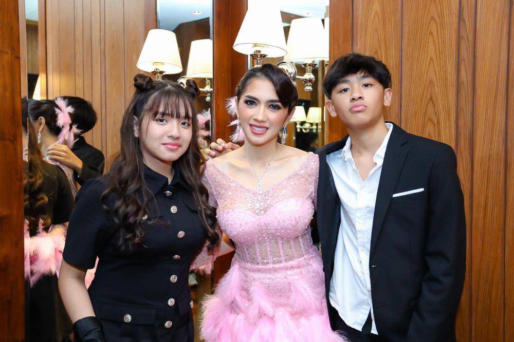artis yang bercerai dengan dikaruniai dua anak (instagram.com/realangelkaramoy)