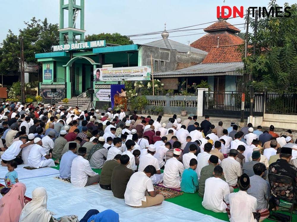 Warga muslim Muhammadiyah melaksanakan salat Idulfitri 1444 hijriyah di Masjid Baitul Iman, Alun-Alun Panjangan, Jalan Untung Suropati Semarang Barat, Jumat (21/4/2023). (IDN Times/Anggun Puspitoningrum)
