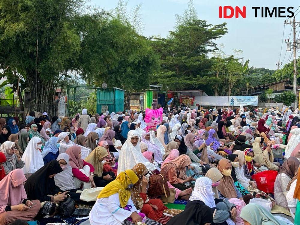 Warga muslim Muhammadiyah melaksanakan salat Idulfitri 1444 hijriyah di Masjid Baitul Iman, Alun-Alun Panjangan, Jalan Untung Suropati Semarang Barat, Jumat (21/4/2023). (IDN Times/Anggun Puspitoningrum)