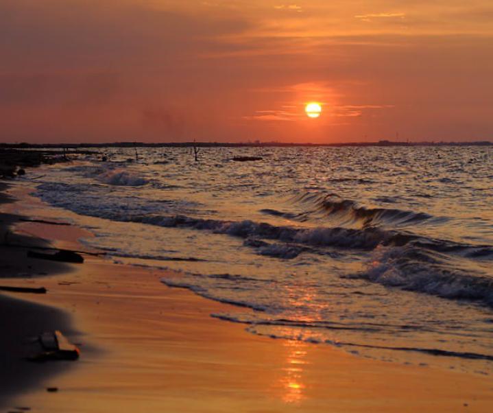 pemandangan sunset di pantai tirang (instagram.com/davvidsan)