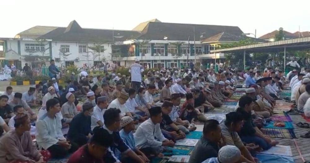 Jemaah Muhammadiyah di Kota Palembang melaksanakan salat Id (Dok: istimewa)