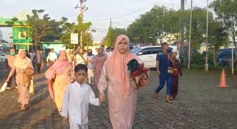 Jemaah Muhammadiyah di Kota Palembang melaksanakan salat Id (Dok: istimewa)