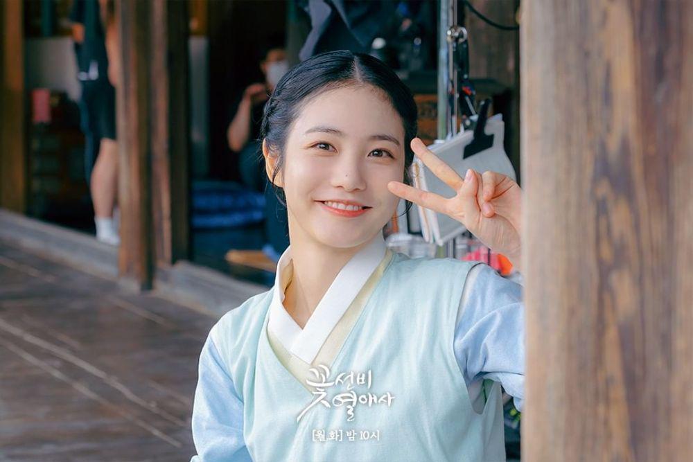 Shin Ye Eun di balik layar drama The Secret Romantic Guesthouse (instagram.com/sbsdrama.official)