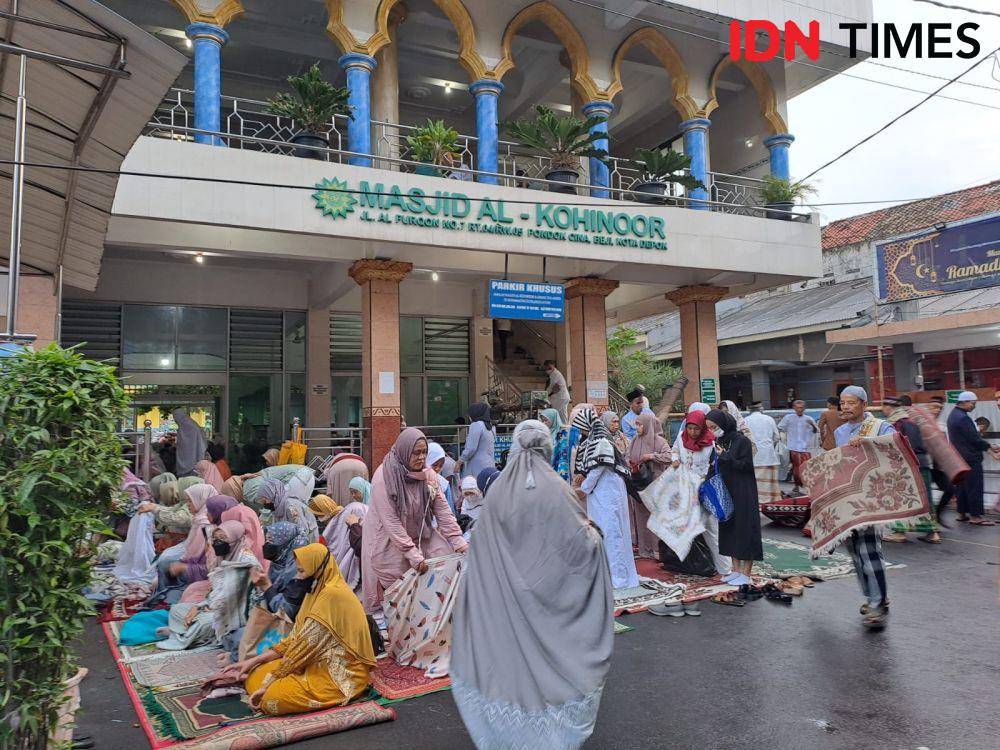 Suasana salat Id jemaah Muhammadiyah di Masjid Al-Kohinoor Jalan Al-Furqon, Kec Beji, Depok. (IDN Times/Triyan Pangastuti)