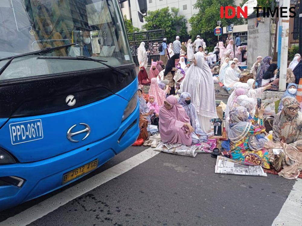 Suasana salat Idul Fitri di halaman parkir Gedung Dakwah Muhammadiyah. (IDN Times/Sandy Firdaus)