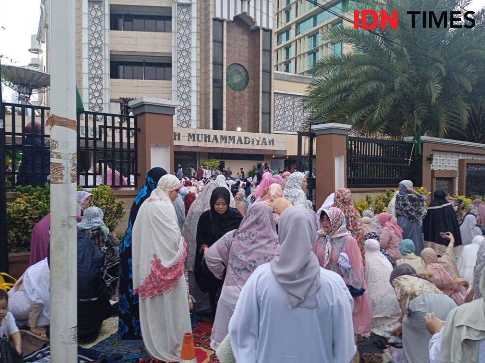 Suasana salat Idul Fitri di halaman parkir Gedung Dakwah Muhammadiyah. (IDN Times/Sandy Firdaus)