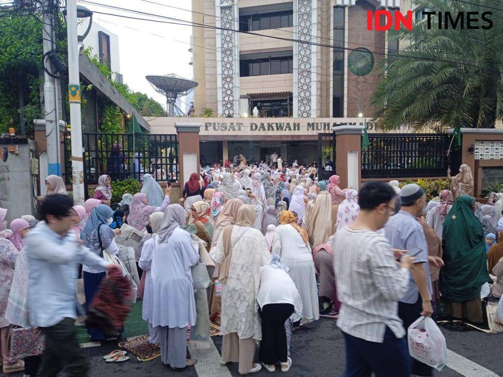 Suasana salat Idul Fitri di halaman parkir Gedung Dakwah Muhammadiyah. (IDN Times/Sandy Firdaus)