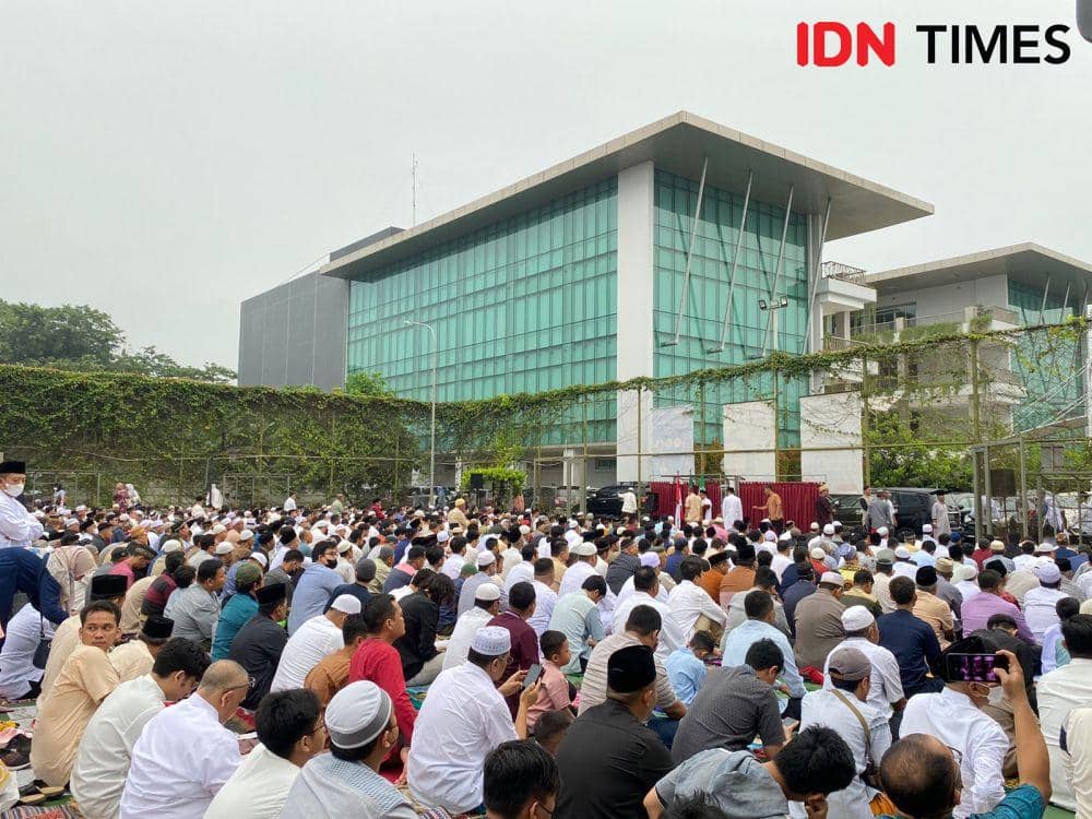 Suasana salat Idul Fitri 1444 Hijriah Muhammadiyah Cabang Rawalumbu, Kota Bekasi yang digelar di halaman Trisakti Management School. (IDN Times/Vadhia Lidyana)