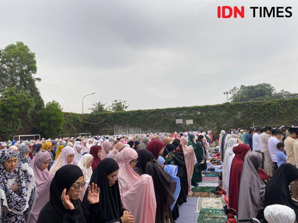 Suasana salat Idul Fitri 1444 Hijriah Muhammadiyah Cabang Rawalumbu, Kota Bekasi yang digelar di halaman Trisakti Management School. (IDN Times/Vadhia Lidyana)