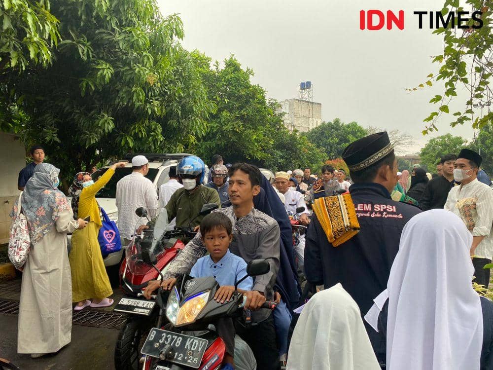 Jemaah Muhammadiyah PCM Rawalumbu, Kota Bekasi meninggalkan lokasi salat Idul Fitri 1444 Hijriah. (IDN Times/Vadhia Lidyana)