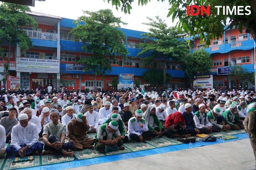 Suasana Salat Idul Fitri Muhammadiyah di Lapangan Perguruan Budi Agung Medan, Jumat (21/4/2023) (IDN Times/Doni Hermawan)