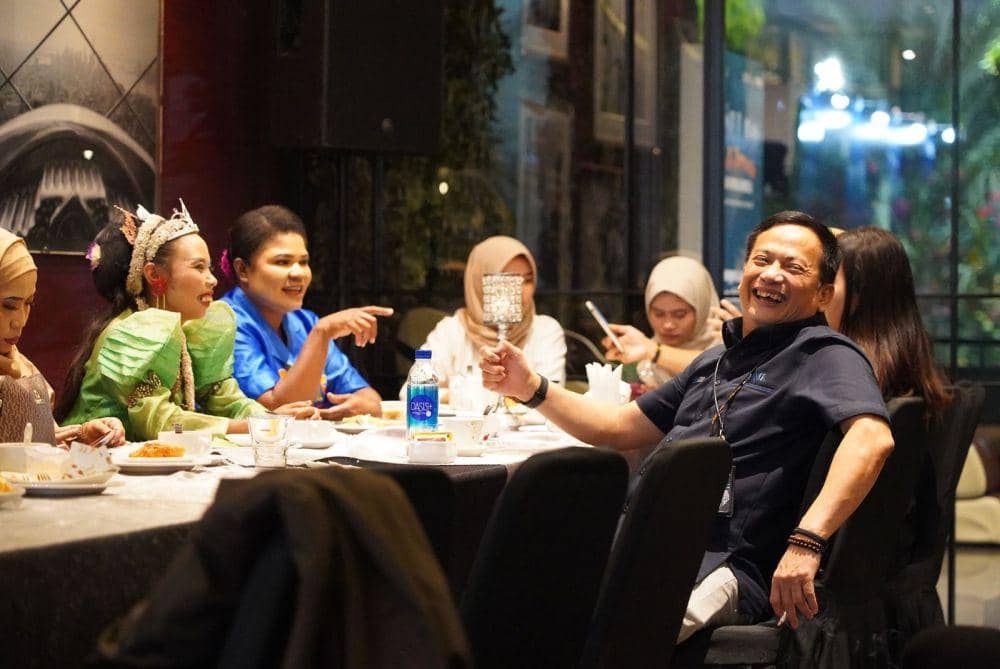 Ugik duduk bersama Arief Mulyadi, Direktur Utama PT PNM, sembari melakukan dialog hangat. (Dok. PNM)