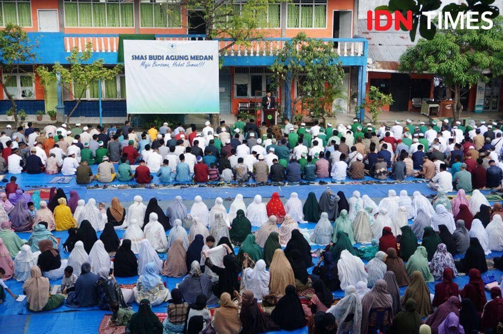 Suasana Salat Idul Fitri yang digelar Muhammadiyah di Lapangan Perguruan Budi Agung, Jumat (21/4/2023) (IDN Times/Doni Hermawan)