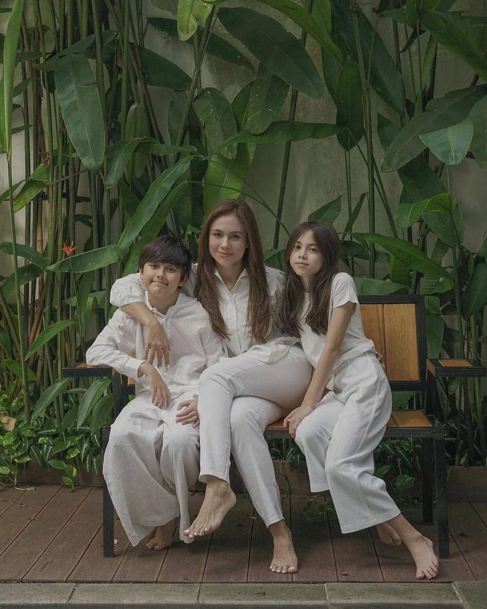 artis yang bercerai dengan dikaruniai dua anak (instagram.com/wulanguritno)