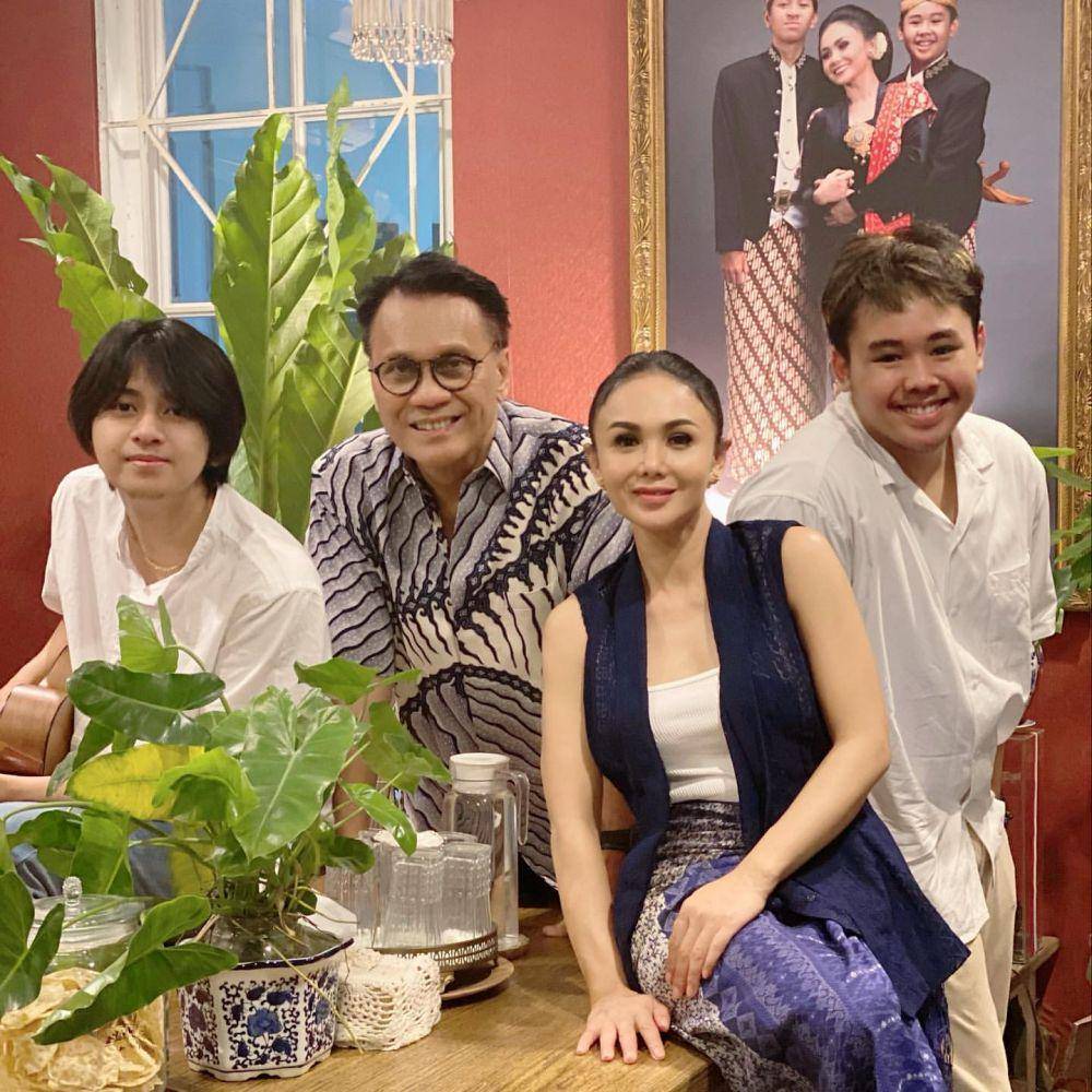 artis yang bercerai dengan dikaruniai dua anak (instagram.com/yunishara36)