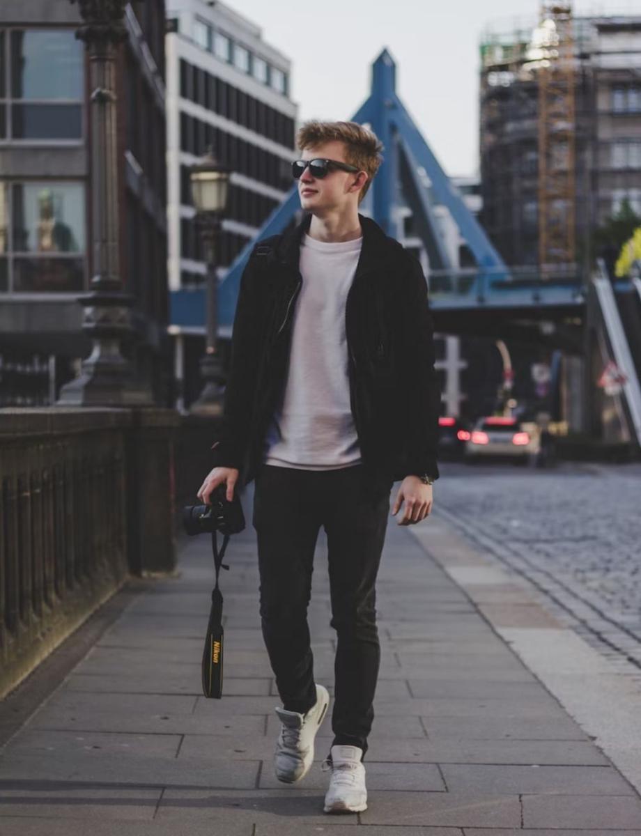 ilustrasi pria yang berpakaian nyaman (unsplash.com/Toby Christopher)