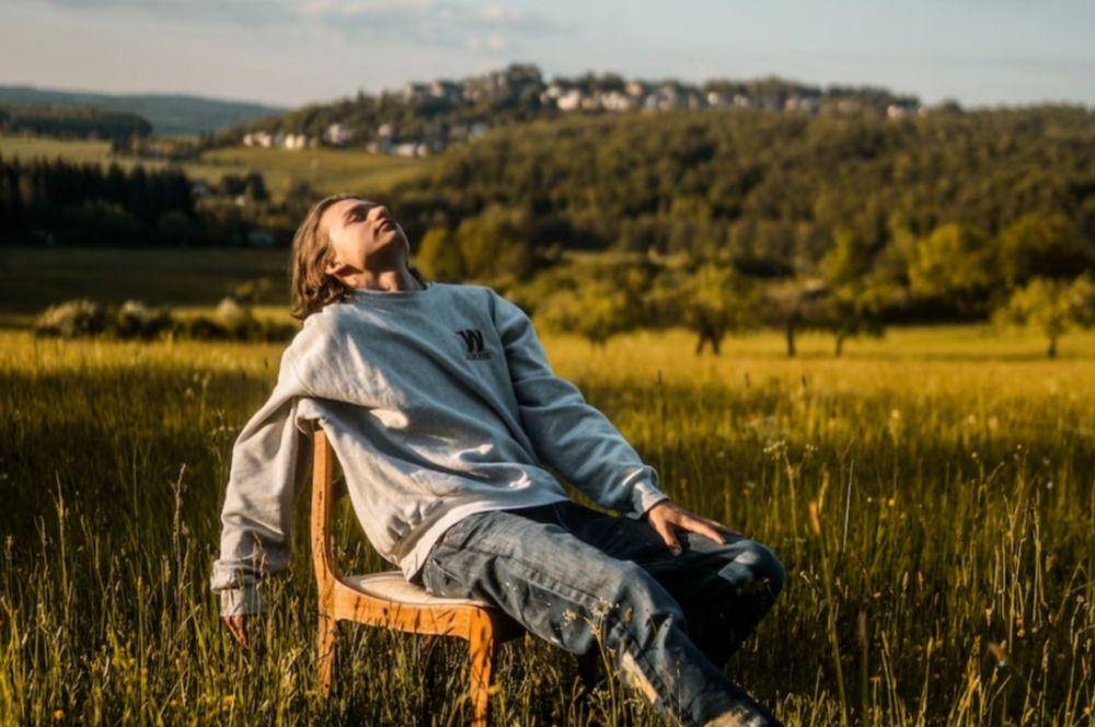 ilustrasi pria yang suka pengalaman baru (unsplash.comRick Gebhardt)