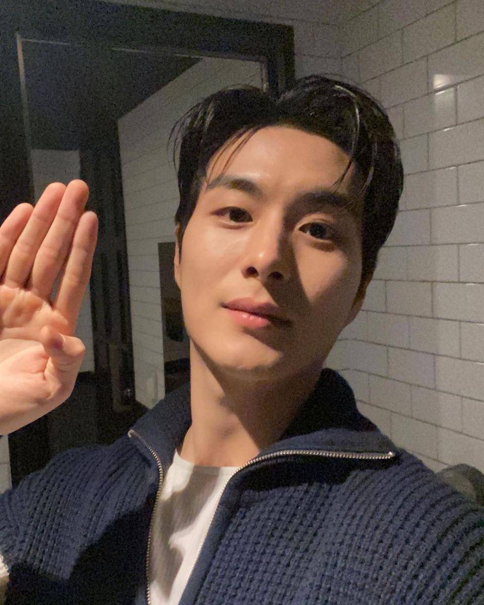 Jung Gun Joo (instagram.com/jrjswn)