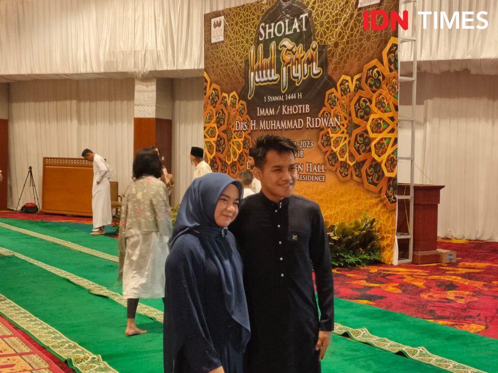 Witan Sulaeman dan istrinya selepas salat Idul Fitri, Sabtu (22/4/2023). (IDN Times/Tino).
