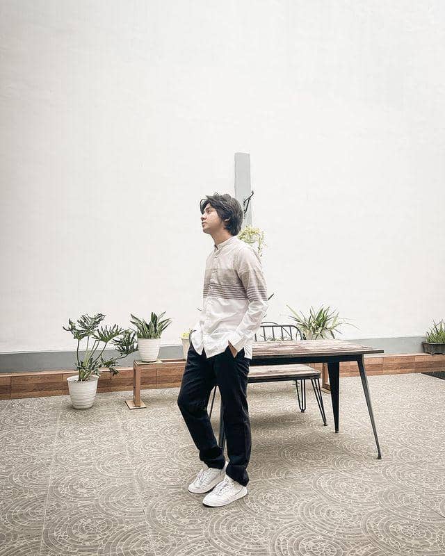 potret artis pria saat merayakan lebaran