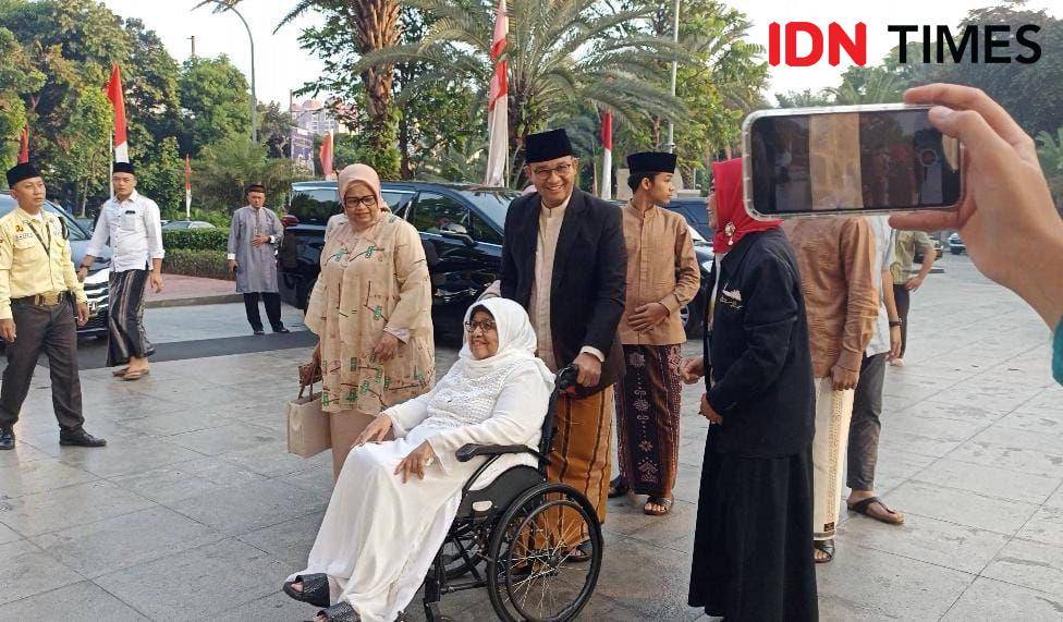 Anies Baswedan salat Idul Fitri di Masjid Istiqlal bersama Ibunda pada Sabtu (22/4/2023). (IDN Times/Yosafat Diva Bayu Wisesa)
