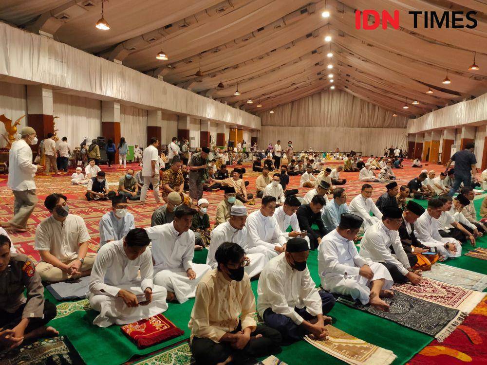 Suasana Timnas Indonesia U-22 Gelar Salat Ied di Hotel Sultan pada Sabtu (22/4/2023). (IDN Times/Tino)