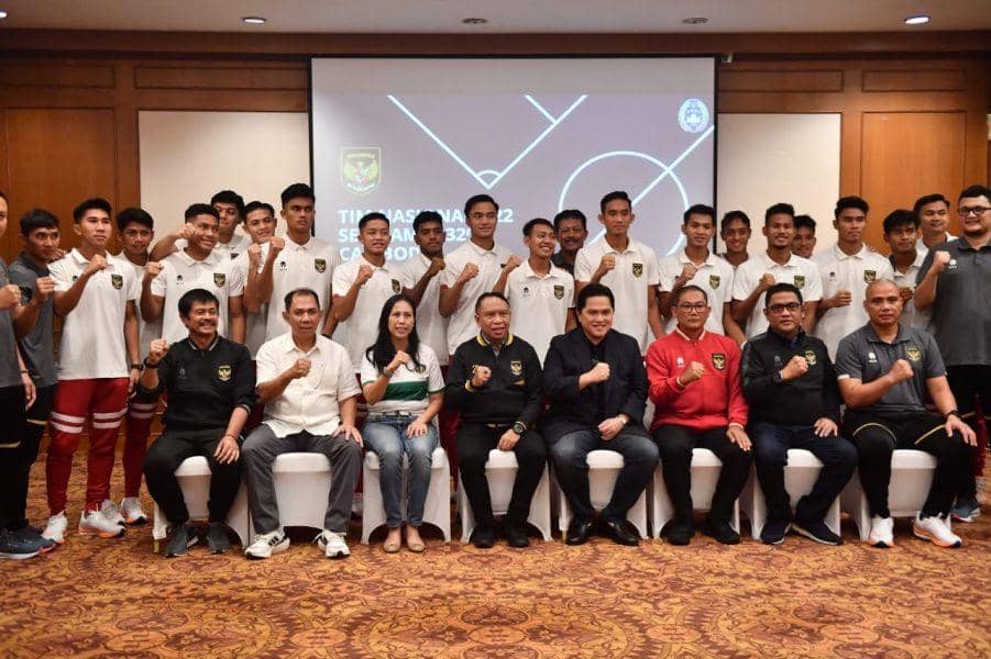 Para pemain Timnas U-22, staf pelatih dan ofisial berpose selepas pengumuman daftar skuat definitif pada 21 April 2023. (Dok. PSSI.org)
