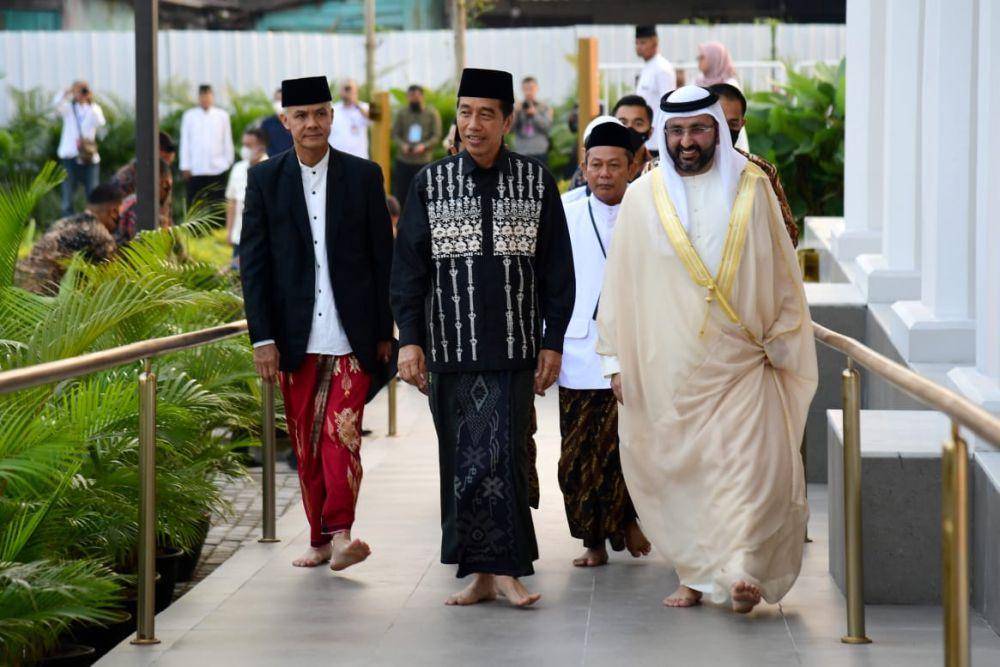 Presiden Joko "Jokowi" Widodo didampingi Gubernur Jawa Tengah, Ganjar Pranowo, menunaikan salat Ied di Masjid Sykeh Al Zayed pada Sabtu, 21 April 2023. (Dokumentasi Biro Pers Istana)