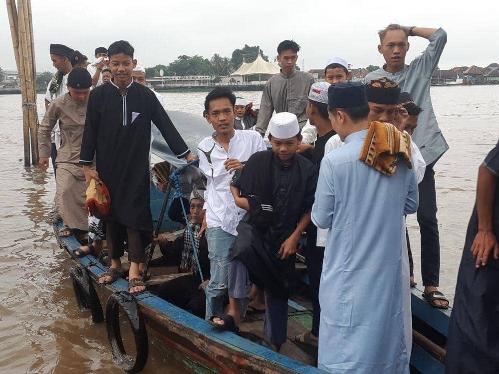 Masyarakat Palembang menggunakan perahu ke Masjid Agung Palembang (Dok: istimewa)
