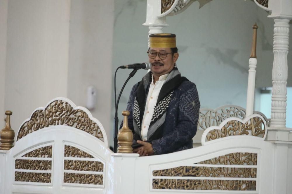 Menteri Pertanian Syahrul Yasin Limpo (Mentan SYL) memberikan sambutan pada kegiatan salat Idulfitri di Masjid Agung Syekh Yusuf Kabupaten Gowa, Jalan Masjid, Sungguminasa, Sumba Opu, Gowa, Sulawesi Selatan. (Dok. Kementan)