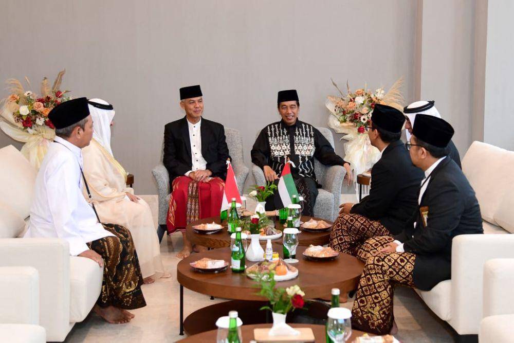 Presiden Joko "Jokowi" Widodo didampingi Gubernur Jawa Tengah, Ganjar Pranowo, menunaikan salat Ied di Masjid Sykeh Al Zayed pada Sabtu, 21 April 2023. (Dokumentasi Biro Pers Istana)