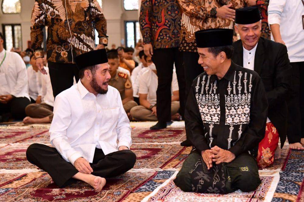 Presiden Joko "Jokowi" Widodo saat berbincang dengan besannya, Ketua Mahkamah Konstitusi (MK), Anwar Usman (sebelah kiri) saat salat Ied di Solo pada Sabtu, 22 April 2023. (Dokumentasi Biro Pers Istana)