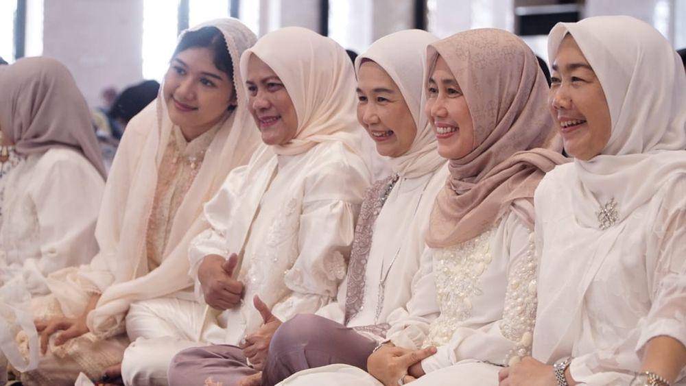 Ibu Negara Iriana didampingi menantu, Erina Gudono berfoto di Masjid Sheikh Zayed, Solo. (Dokumentasi Biro Pers Istana)