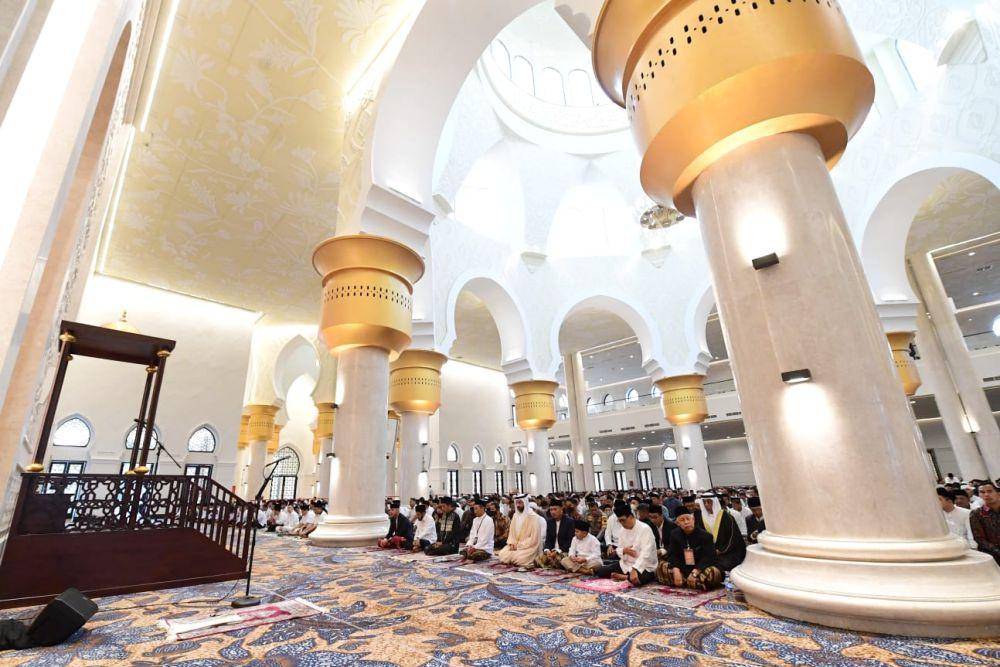 Presiden Joko "Jokowi" Widodo menunaikan salat Idul Fitri di Solo bersama Ganjar Pranowo. (Dokumentasi Biro Pers Istana)