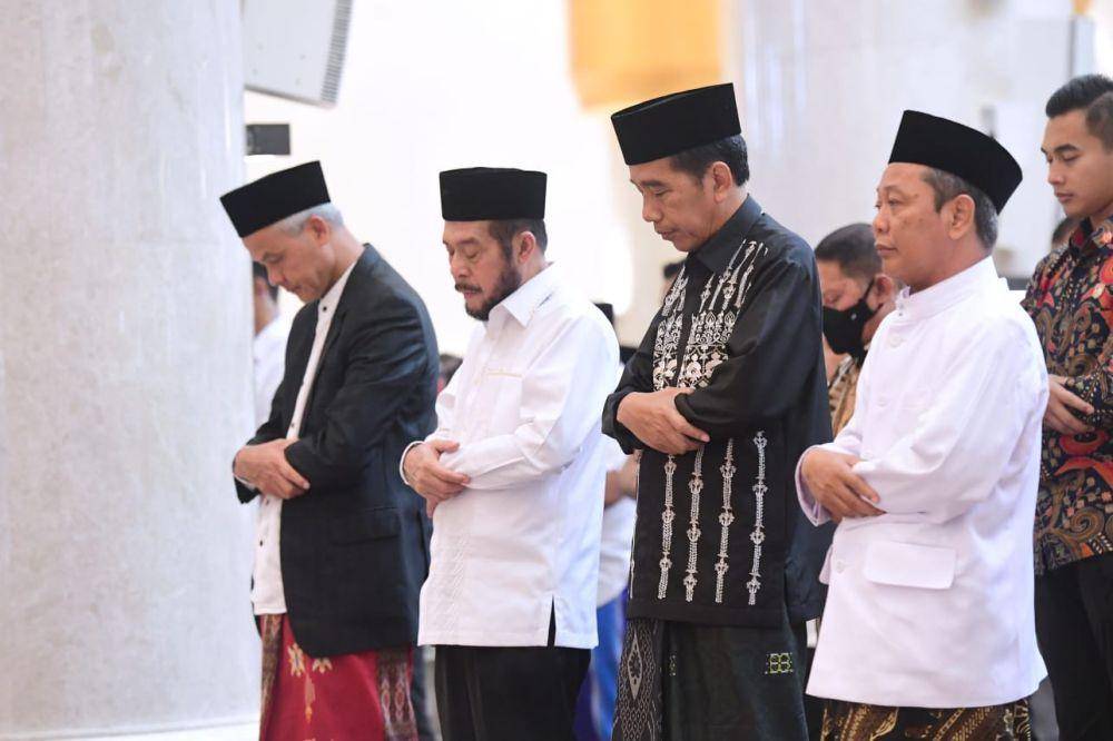 Presiden Joko "Jokowi" Widodo menunaikan salat Idul Fitri di Solo bersama Ganjar Pranowo. (Dokumentasi Biro Pers Istana)