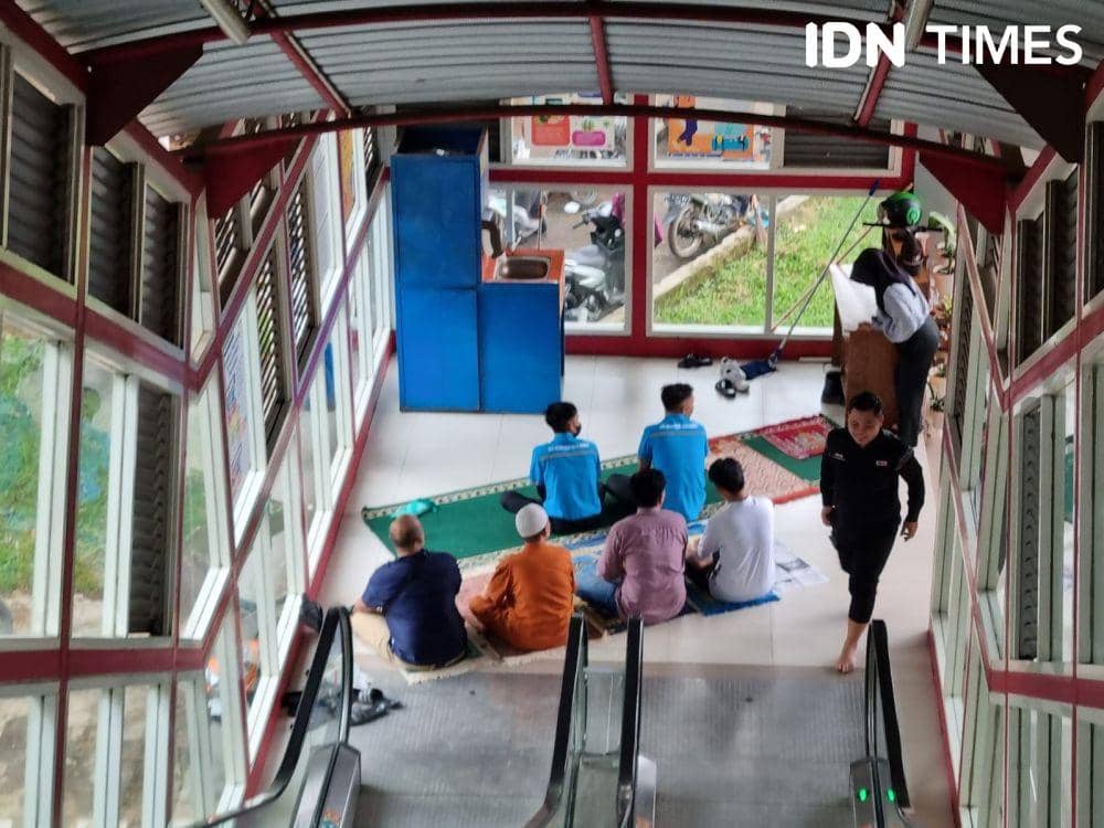 Pelaksanaan Salat Id 1444 Hijriah di kawasan Masjid Agung Palembang hingga ke Jembatan Ampera (IDN Times/Rangga Erfizal)