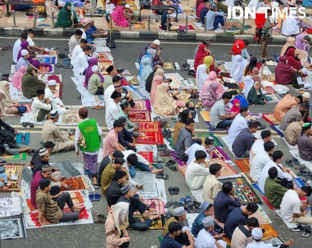 Pelaksanaan Salat Id 1444 Hijriah di kawasan Masjid Agung Palembang hingga ke Jembatan Ampera (IDN Times/Rangga Erfizal)