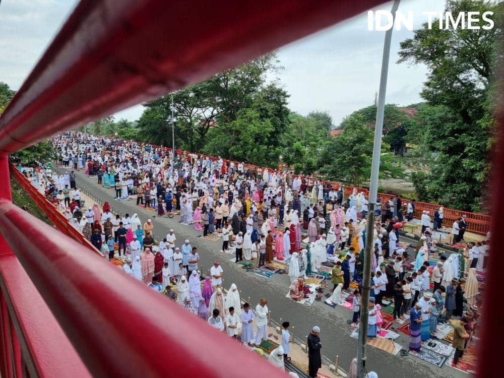 Pelaksanaan Salat Id 1444 Hijriah di kawasan Masjid Agung Palembang hingga ke Jembatan Ampera (IDN Times/Rangga Erfizal)