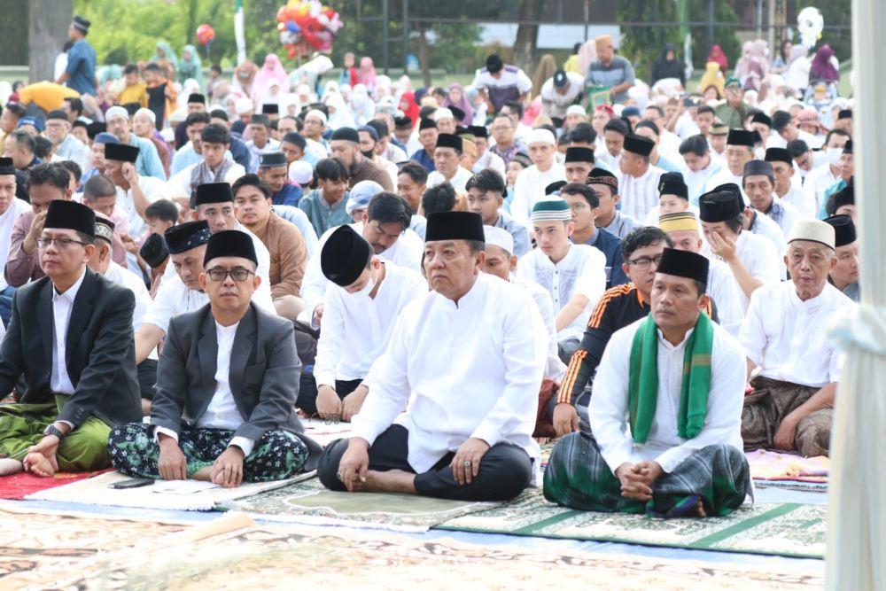 Gubernur Arinal Djunaidi Salat Id di Lapangan Enggal Bandar Lampung, Sabtu (22/4/2023). (Dok Diskominfotik Provinsi Lampung).