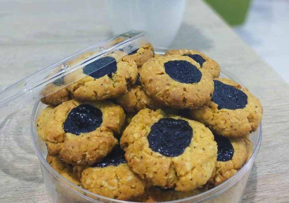 sajian kue dalam toples (instagram.com/gek_asti89)