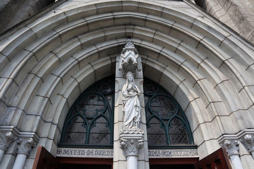 potret dekorasi fasad khas arsitektur Gotik di pintu gerbang utama gereja katedral (dok.pribadi/Dodi Wijoseno)